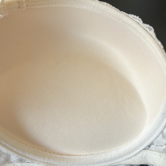 Bras - Picture 8 of 9